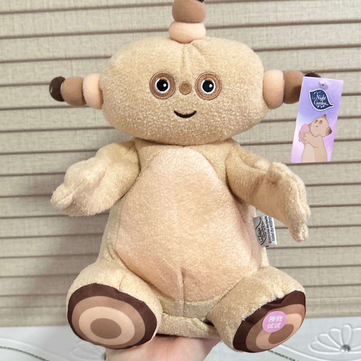 MlNlSO Good Night Makka Pakka Series Electric Doll Making Sounds Singing Sitting Clapping Plush Toy and holding sponge Sound toy